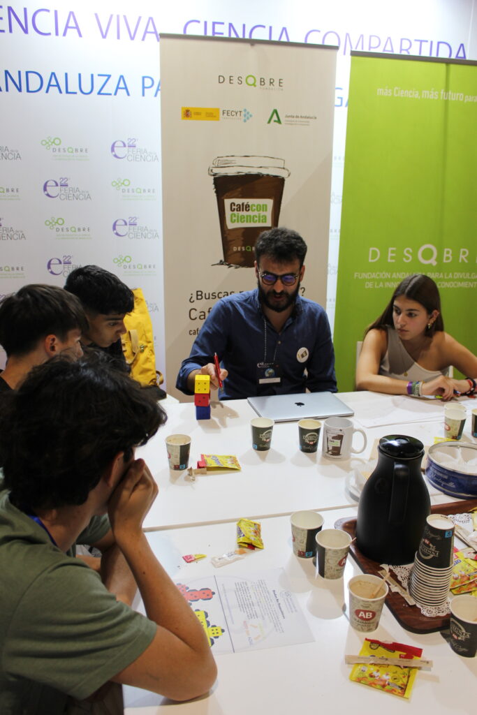 Alberto Torrejón junto con los estudiantes que han participado en el Café con Ciencia. 