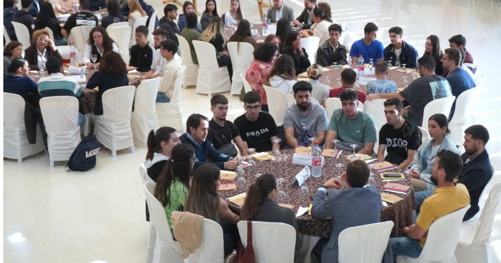 Vista general de las mesas organizadas en los Cafés con Ciencia en el Edificio José Isidoro Morales de la Universidad de Huelva.