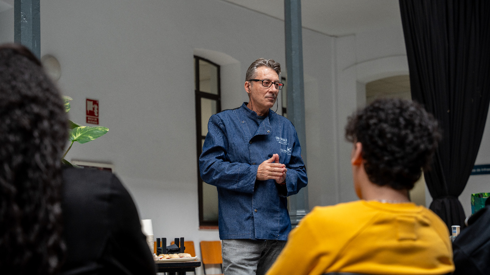 Uno de los Cafés con Ciencia celebrados en la UCA durante la Semana de la Ciencia 2025.