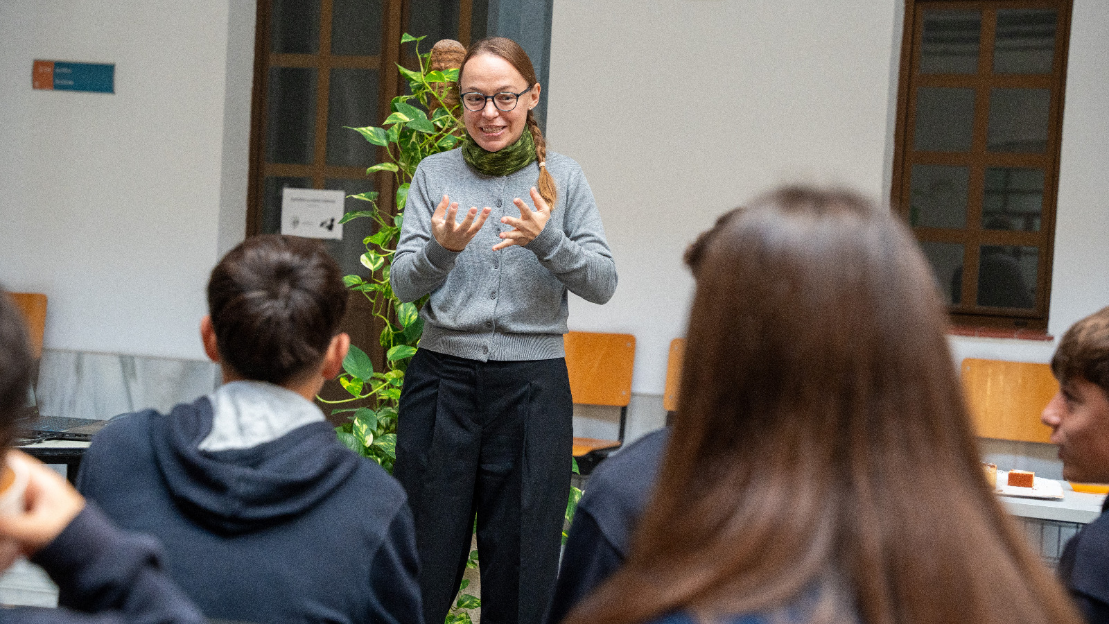 Uno de los Cafés con Ciencia celebrados en la UCA durante la Semana de la Ciencia 2025.