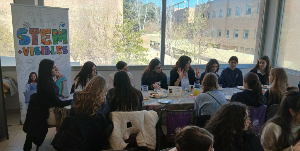 Mesa de 'Café con Ciencia' dentro de la iniciativa ‘STEM-Visibles’ de la Universidad de Jaén.