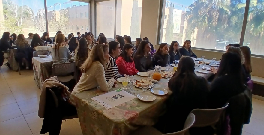 Una de las mesas de 'Café con Ciencia' celebrado en la Universidad de Jaén con motivo del Día Internacional de la Mujer.