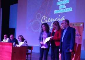 Teresa Cruz y Carolina Moya recogen el primer premio concedido a Café con Ciencia.