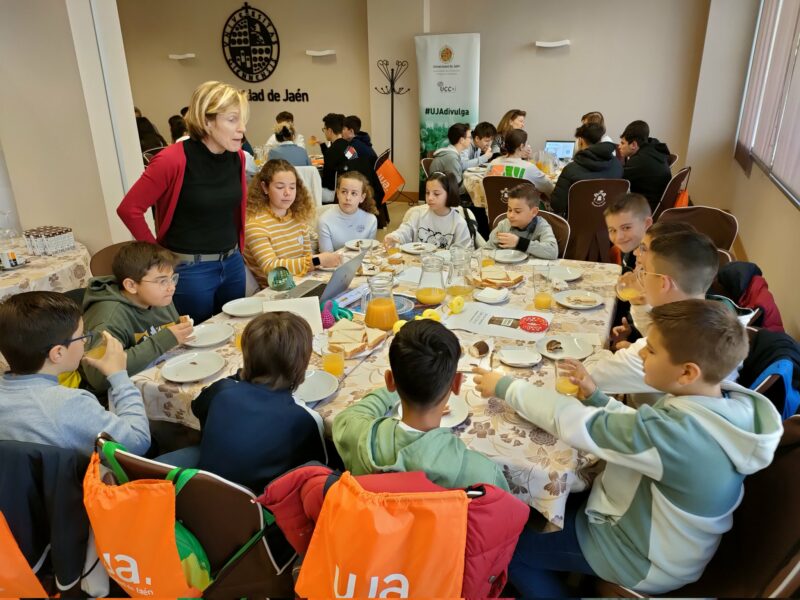 Más de 40 estudiantes de Primaria y Secundaria participan en el 'Café con Mates' en la Universidad de Jaén /UJA