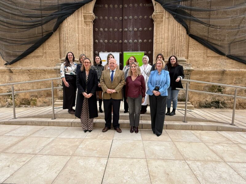 Jesús Aguirre, Lorena Garrido y Teresa Cruz, junto a las investigadoras participantes en la actividad celebrada en el Parlamento de Andalucía.