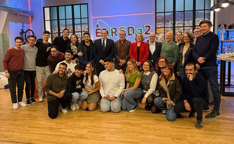 José Carlos Gómez Villamandos y Teresa Cruz, junto al equipo y participantes en el programa 'Enreda2', de Canal Sur TV.