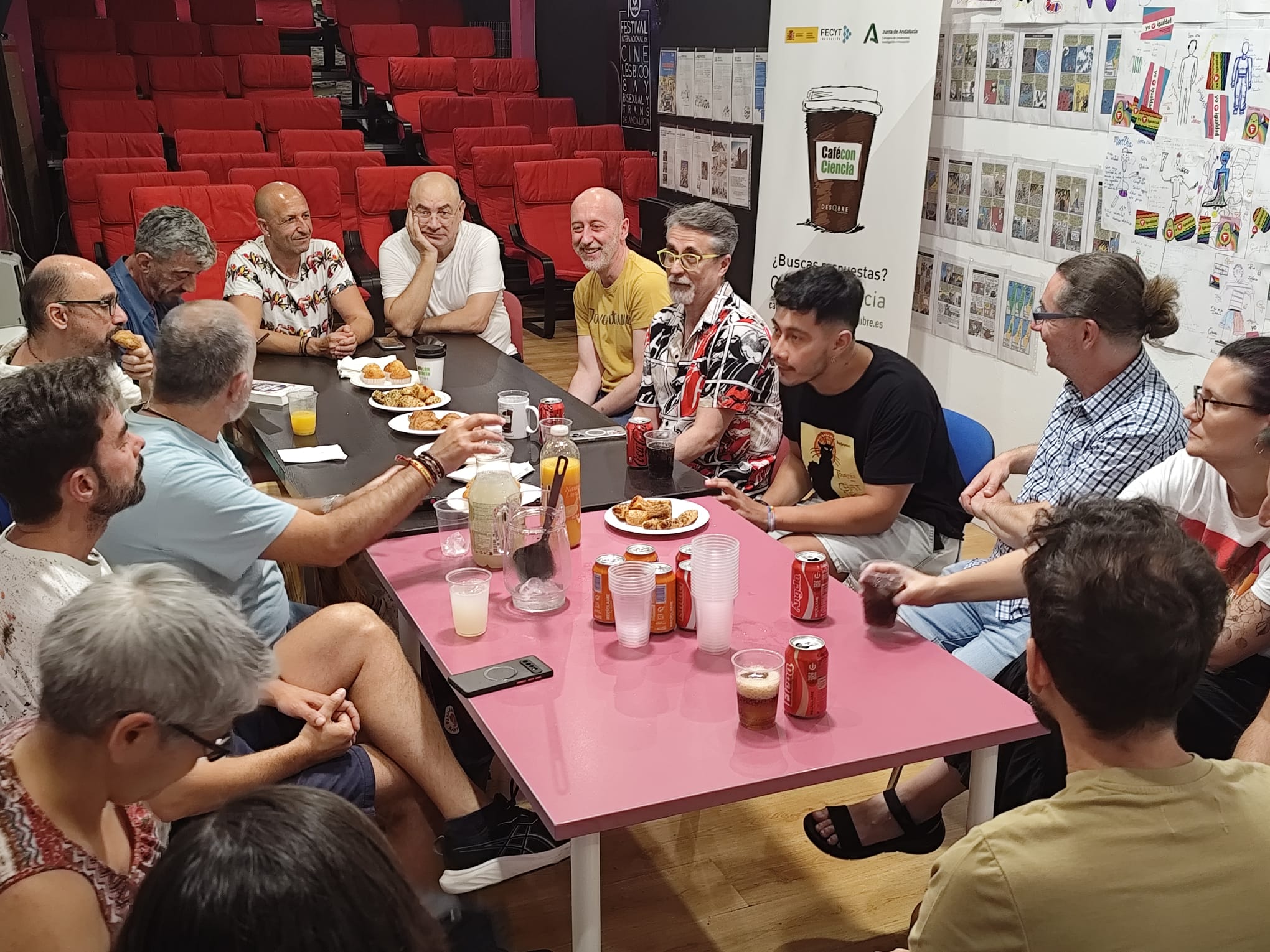 El catedrático de Inmunología Alfredo Corell junto con miembros de la Fundación Triángulo, la Asociación Adhara y el colectivo Chicotá durante el Café con Ciencia.